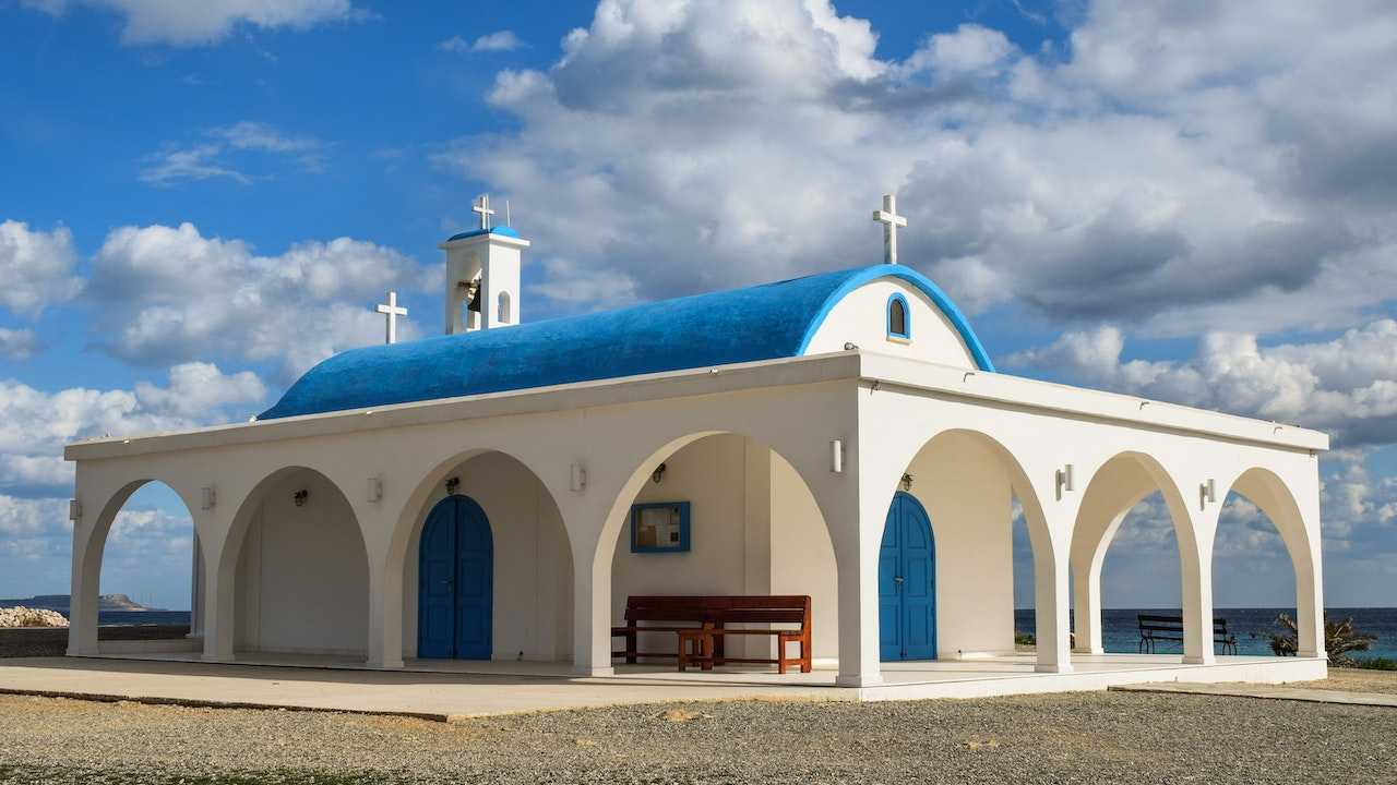 Eine kleine Kirche in der südlichen Hemisphäre unter blauem Himmel.